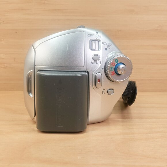 Share Panasonic SDR-H18 Digital Camcorder / 32x Optical Zoom / 32GB HDD / Japan - Picture 5 of 8